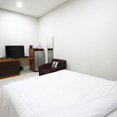 Reddoorz @ Menteng Джакарта Экстерьер фото