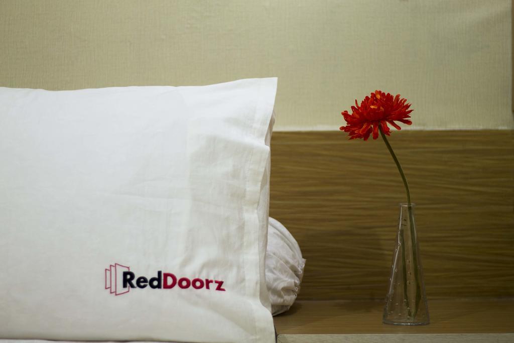 Reddoorz @ Menteng Джакарта Экстерьер фото